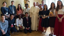 El Papa Francisco con los ju00f3venes con quienes almorzu00f3 en la JMJ Cracovia 2016 / Foto: L'Osservatore Romano
