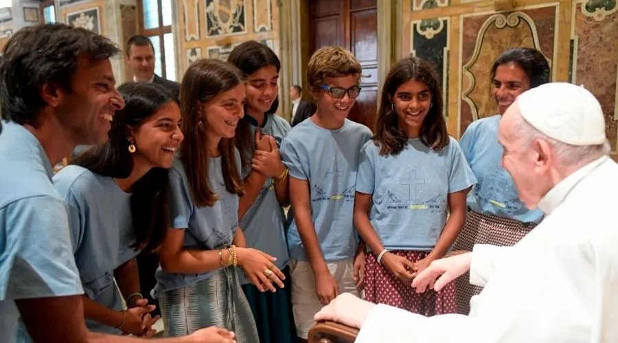 Papa Francisco con jóvenes del movimiento Equipos de Nuestra Señora, el 6 de agosto de 2022 en el Vaticano. Crédito: Vatican Media