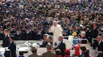 El Papa saluda a los militares y policias presentes. Foto: Alexey Gotovsky / ACI Prensa