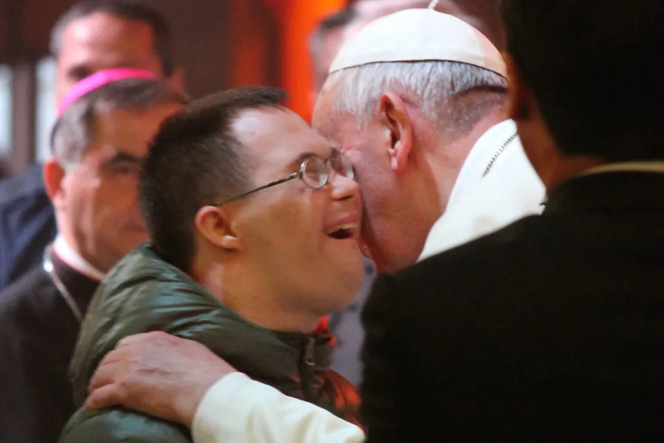 El Papa abraza a joven con síndrome de Down en Misa de Jueves Santo. Foto: ACI Prensa