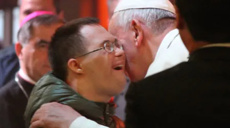El Papa llama a ser "servidores" antes de lavar los pies a una docena de enfermos