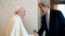 El Papa Francisco se reúne con el Enviado Presidencial Especial de Estados Unidos para el Clima, John Kerry, el 15 de mayo de 2021. / Crédito: Vatican Media