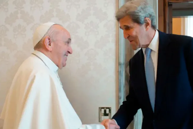 Papa Francisco recibe al exsecretario de Estado norteamericano John Kerry