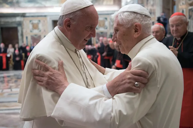Benedicto XVI celebra 65 años de sacerdote y pide un mundo de amor, no de muerte