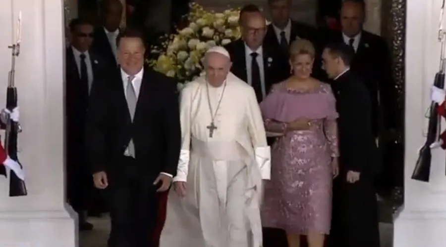 Papa Francisco junto con el presidente de Panamá y la primera dama. Foto: Captura de pantalla Vatican News. ?w=200&h=150