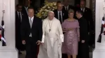 Papa Francisco junto con el presidente de Panamá y la primera dama. Foto: Captura de pantalla Vatican News. 
