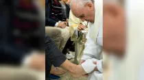 Papa Francisco lava pies de menor encarcelado en Misa de Jueves Santo de 2013. Foto: L'Osservatore Romano