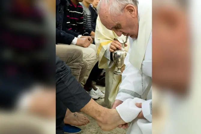 Obispos están llamados a imitar al Señor que lavó los pies a sus discípulos, dice Papa Francisco