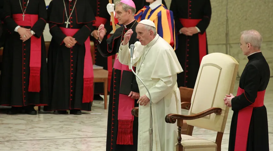 Papa Francisco pide combatir la corrupción y promover los derechos humanos 