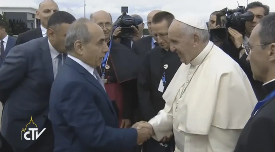 El Papa saluda a las autoridades de Azerbaiyán a su llegada al país. Foto: Captura Youtube?w=200&h=150