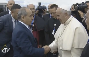 El Papa saluda a las autoridades de Azerbaiyu00e1n a su llegada al pau00eds. Foto: Captura Youtube 