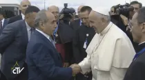El Papa saluda a las autoridades de Azerbaiyán a su llegada al país. Foto: Captura Youtube