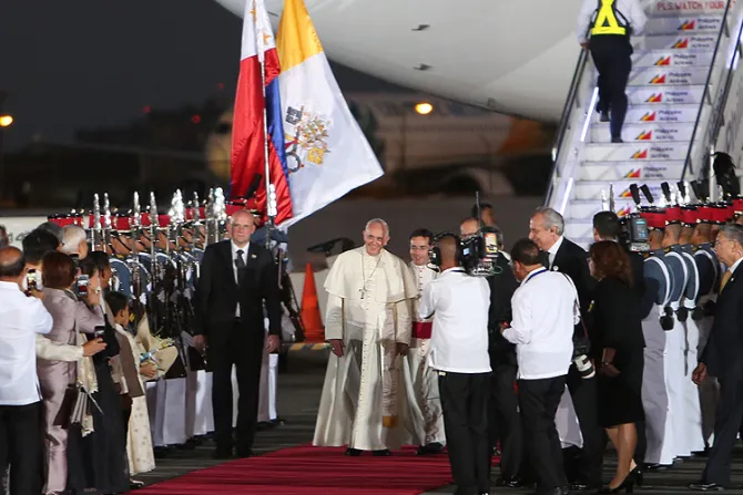 [VIDEO] Papa Francisco llegó a Filipinas... y el viento le hizo un par de "travesuras"
