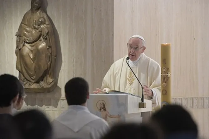 Papa Francisco: Dios siempre sorprende y nos ayuda a distinguir el bien del mal