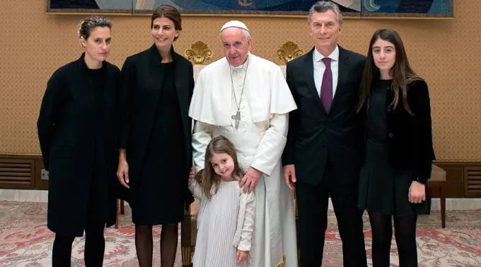 El Papa junto a la familia de Mauricio Macri. Foto: L'Osservatore Romano?w=200&h=150