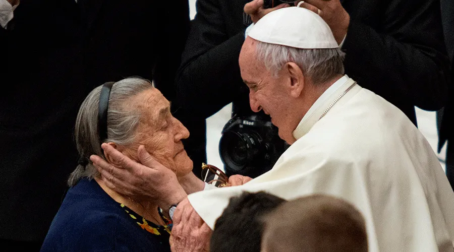 Papa Francisco saludando a una mujer en una audiencia general de 2017 / Crédito: Daniel Ibañez - ACI Prensa