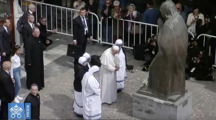 Papa Francisco en el memorial de la Madre Teresa. Foto: Captura YouTube?w=200&h=150