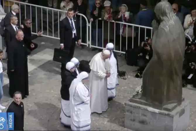 Papa Francisco visita el memorial de la Madre Teresa en Macedonia del Norte
