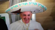 El Papa Francisco durante el vuelo que lo llevó a México / Foto: Alan Holdren (ACI Prensa)