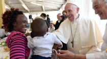 El Papa saluda a una familia migrante durante almuerzo en Génova. Foto: L'Osservatore Romano.