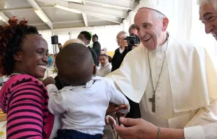 Papa Francisco saluda a una familia migrante durante almuerzo en Génova. Crédito: L'Osservatore Romano.