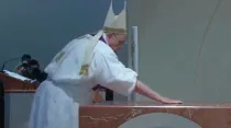 El Papa Francisco consagra el altar de una parroquia de Roma. Captura Youtube