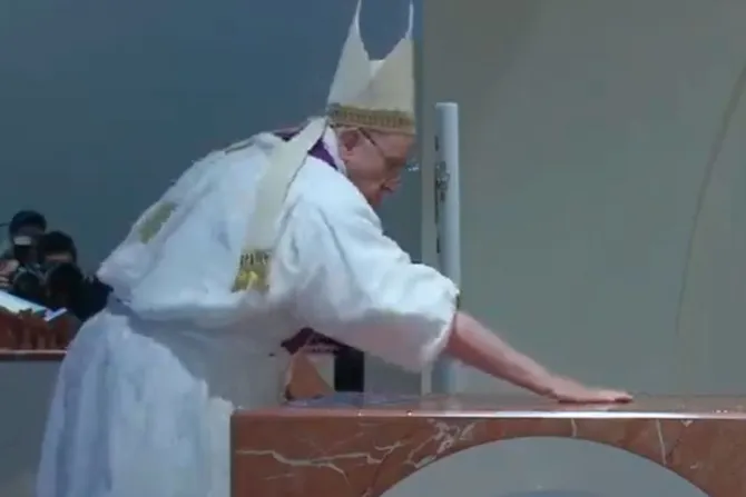 El Papa Francisco consagró el altar de una parroquia en Roma