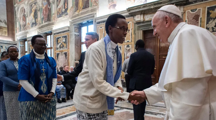 El Papa Francisco saluda a la Congregación de las Hermanas Misioneras de Nuestra Señora de África. Foto: Vatican Media