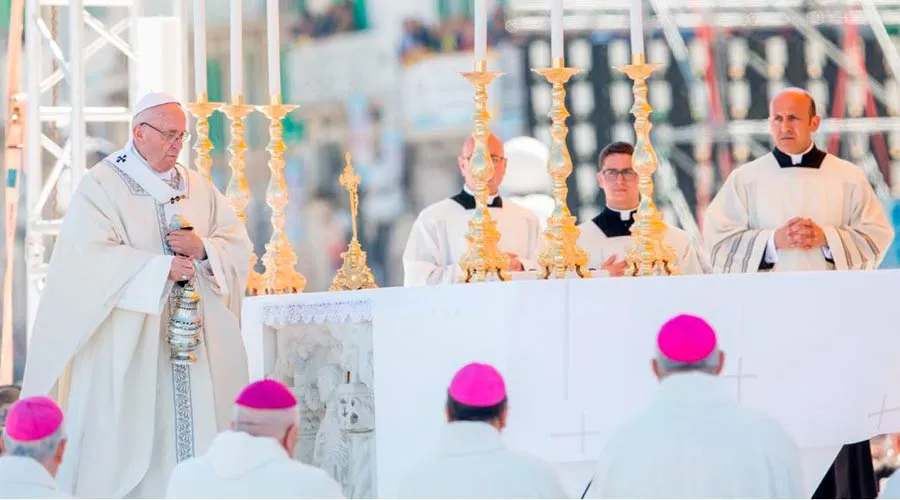 El Papa durante la Misa en Molfetta. Foto: Daniel Ibáñez / ACI Prensa?w=200&h=150