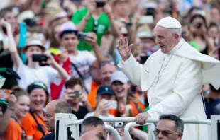 El Papa durante su encuentro con los monaguillos. Foto: Daniel Ibáñez / ACI Prensa 