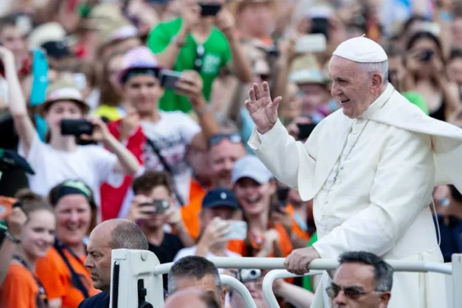 El camino hacia la santidad no es para perezosos, dice el Papa a 60.000 monaguillos