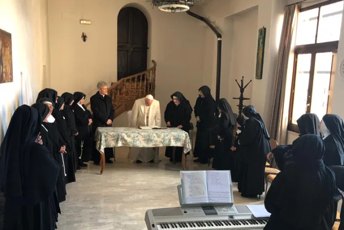 Papa Francisco visita por sorpresa este monasterio de clausura