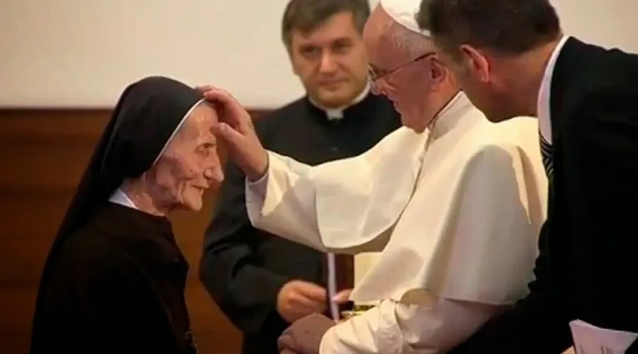 La religiosa albanesa y el Papa Francisco (Captura pantalla CTV)?w=200&h=150