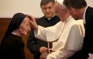 La religiosa albanesa y el Papa Francisco (Captura pantalla CTV) 