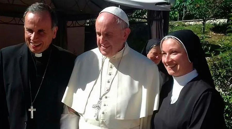 Mons. Domenico Pompeli con el Papa Francisco y Sor Angela / Foto: Sor Angela?w=200&h=150