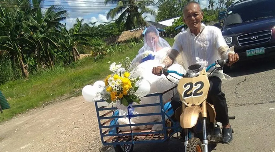 Carlos Pongasi llevando en moto a su hija Felma  / Foto: Facebook Kaycee Pitao Jose
