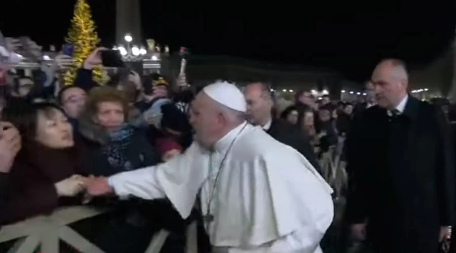 El Papa se enoja con una peregrina irrespetuosa en la Plaza de San Pedro. Crédito: Captura Youtube?w=200&h=150