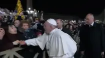 El Papa se enoja con una peregrina irrespetuosa en la Plaza de San Pedro. Crédito: Captura Youtube