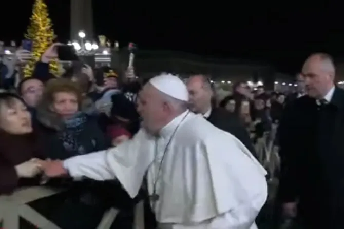 El Papa se enoja con peregrina irrespetuosa [VIDEO]