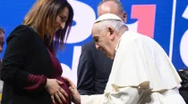 El Papa Francisco bendice a una mujer embarazada durante el evento ‘Los Estados Generales de la Natalidad’ en Italia, el 12 de mayo de 2023. Crédito: Vatican Media.