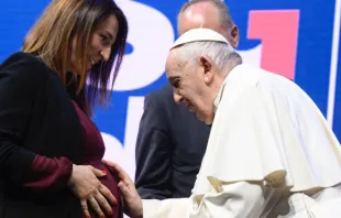 El Papa Francisco bendice a una mujer embarazada durante el evento ‘Los Estados Generales de la Natalidad’ en Italia, el 12 de mayo de 2023. Crédito: Vatican Media. 