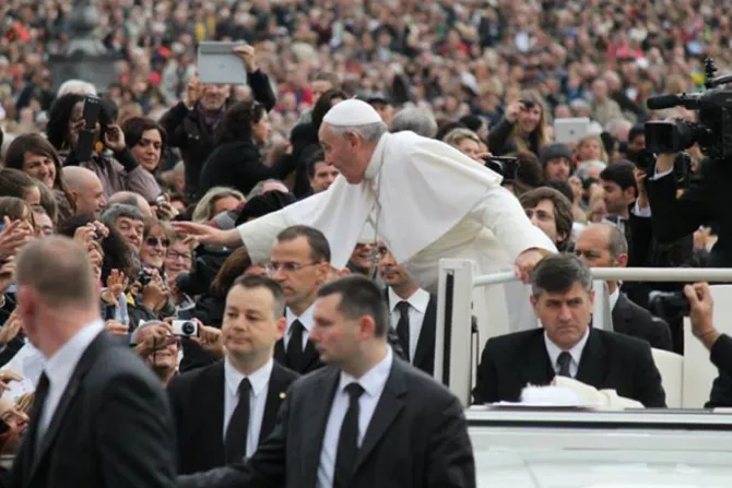 No puedo decirle a un pueblo que lo quiero desde una “lata de sardinas”, dice el Papa Francisco
