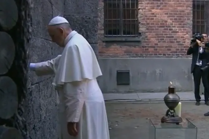 VIDEO: El Papa Francisco reza frente al “muro de la muerte” en Auschwitz