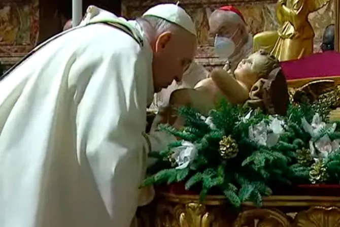 El Papa en Misa de Nochebuena: Jesús nació débil y frágil como todos los niños del mundo