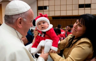 El Papa Francisco bendice a un niu00f1o en el Aula Pablo VI. Foto: Vatican Media 