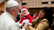 El Papa Francisco bendice a un niu00f1o en el Aula Pablo VI. Foto: Vatican Media