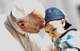 El Papa Francisco bendice a un niu00f1o durante la Audiencia. Foto: Daniel Ibu00e1u00f1ez / ACI Prensa 
