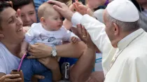 El Papa Francisco bendice a un niño durante su visita a Loppiano. Foto: Daniel Ibáñez / ACI Prensa