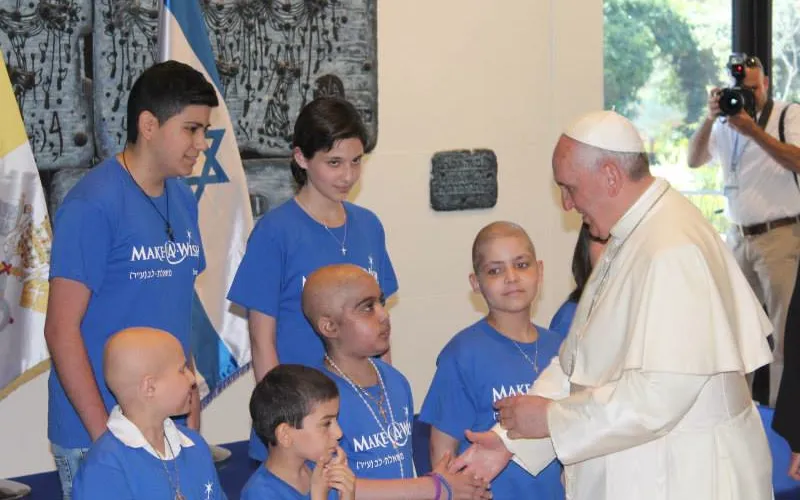 Papa Francisco saluda a niños enfermos. Foto: Facebook Make A Wish Israel