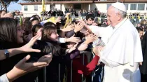 Papa saludando a niños / Foto: L'Osservatore Romano